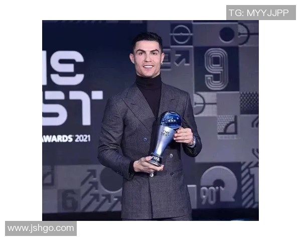 足球明星C罗身着西装的时尚魅力与风采展示 足球明星C罗身着西装的时尚魅力与风采展示