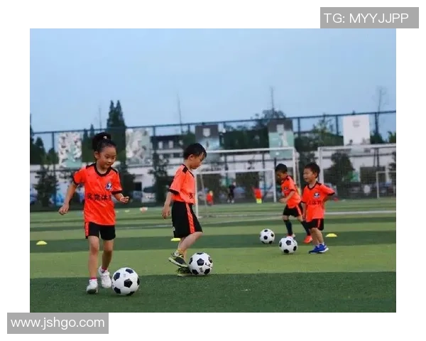 足球明星与幼儿互动拍照的趣味瞬间能否记录下来