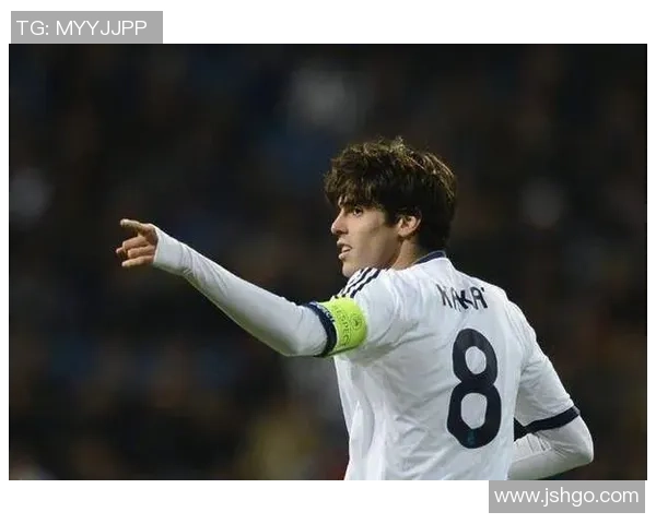 足球巨星卡卡展现书法才华与艺术魅力的精彩瞬间 足球巨星卡卡展现书法才华与艺术魅力的精彩瞬间