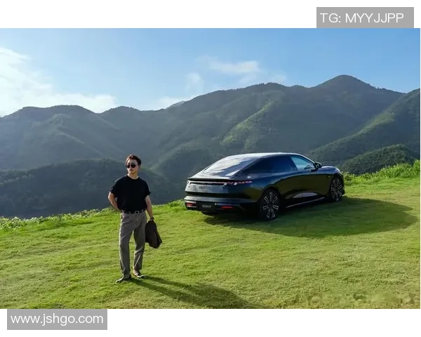 足球明星魅力四射西装造型展现绅士风范与运动激情的完美结合